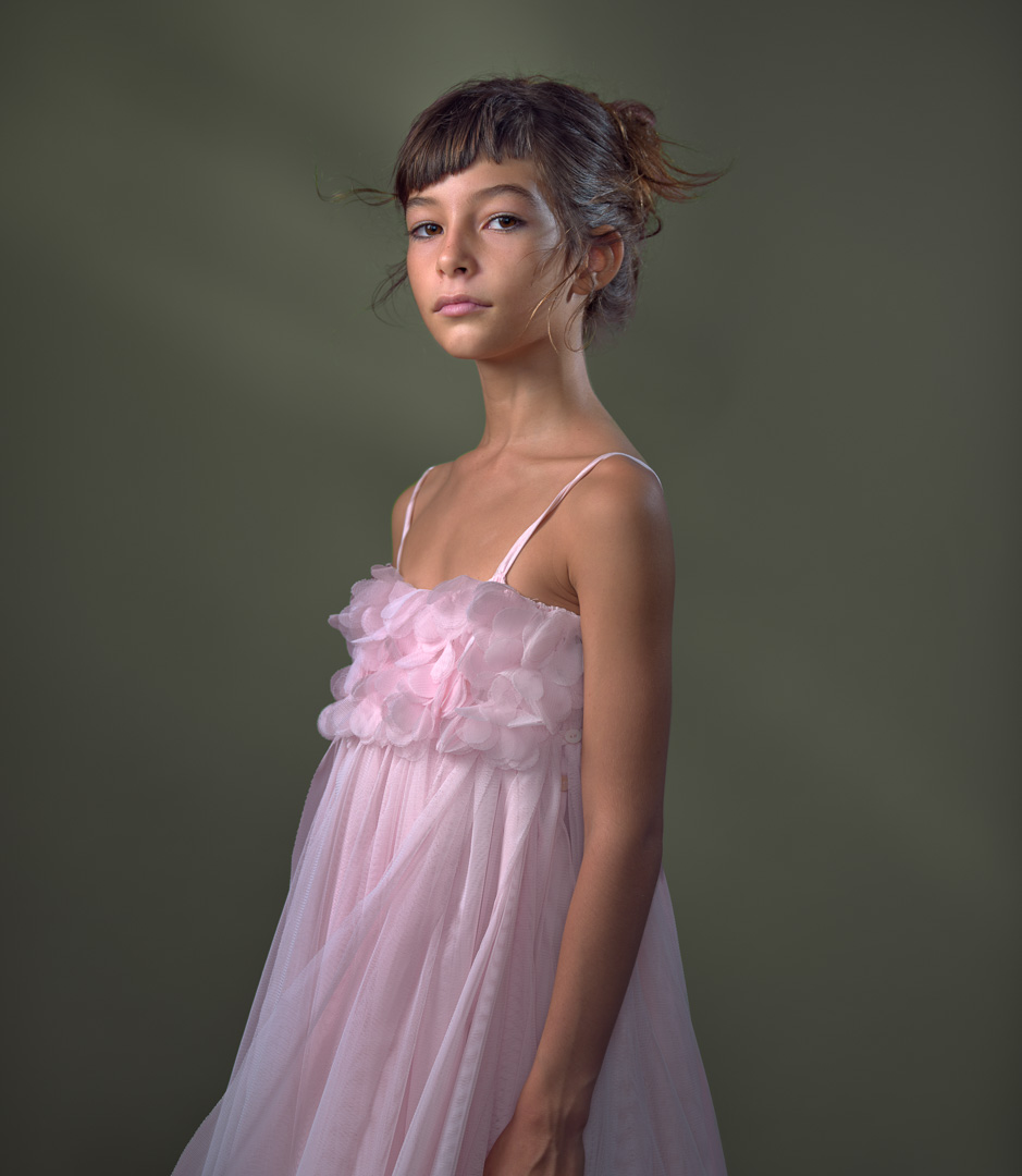 Portrait artistique enfant - Lou, lumière douce et regard expressif.