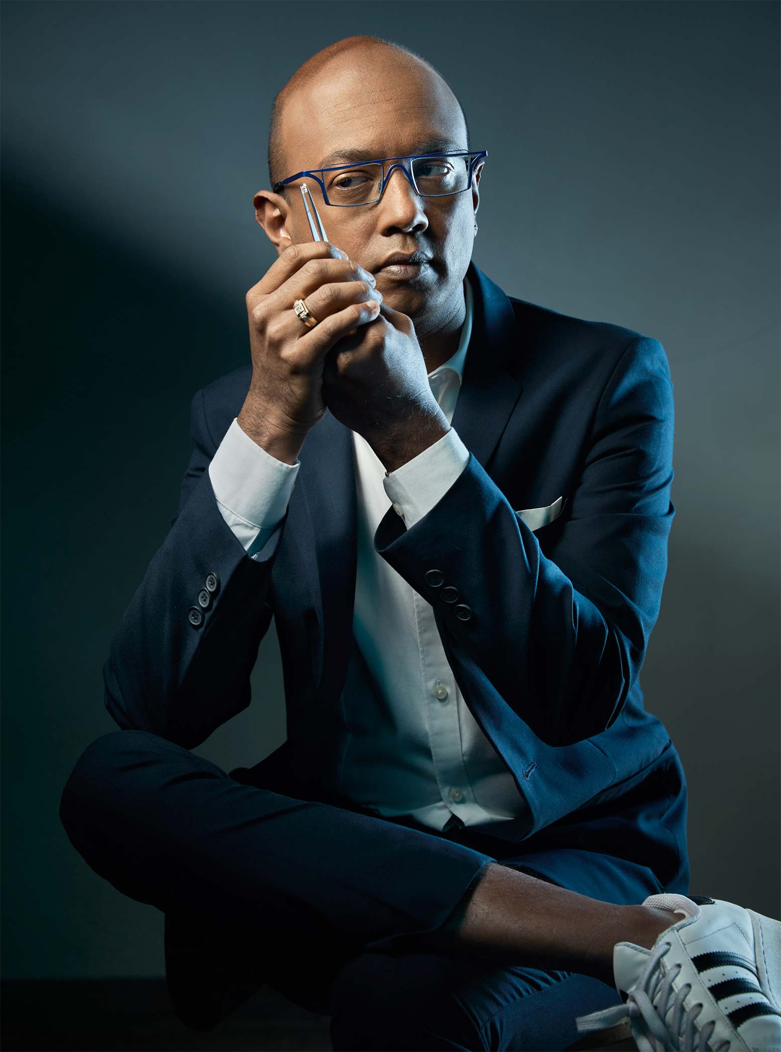 Portrait corporate en studio à la Réunion - Siva Permale, style branding, lumière soignée et élégante.